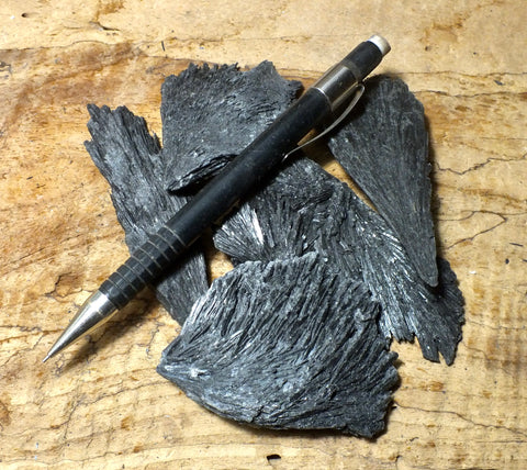 kyanite - black kyanite from São José de Safira, Minas Gerais, Brazil - unit of 5 student specimens